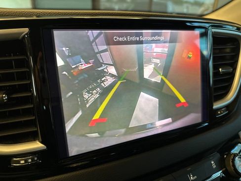 Used 2022 Chrysler Pacifica Touring-L FWD image 14