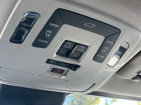 Used 2025 Toyota Sienna XLE FWD image 24