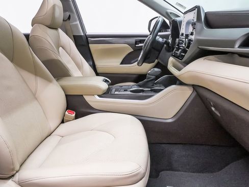 Used 2020 Toyota Highlander Limited FWD image 15