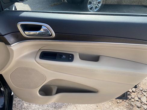 Used 2017 Jeep Grand Cherokee Limited image 18