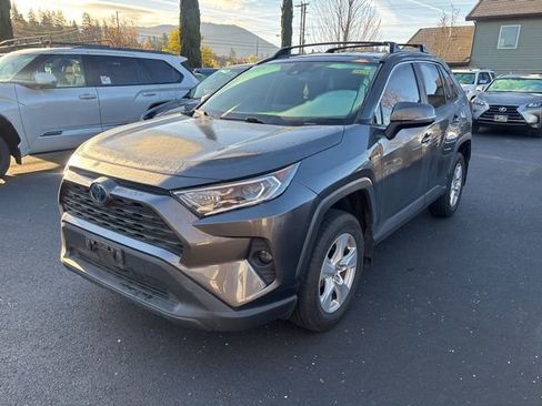 Used 2021 Toyota RAV4 XLE w/ Carpet Mat Package (TMS) image 4