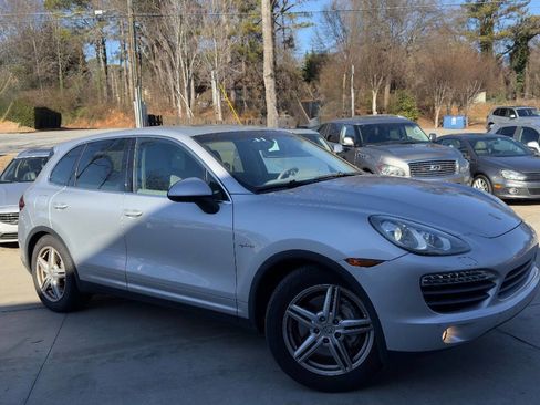 Used 2011 Porsche Cayenne S image 2