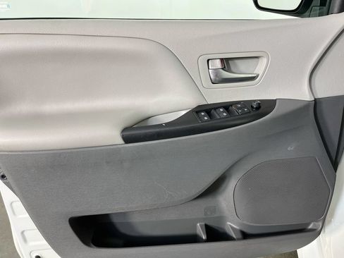 Used 2020 Toyota Sienna LE FWD image 22
