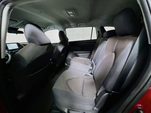 Used 2020 Toyota Highlander LE FWD image 28