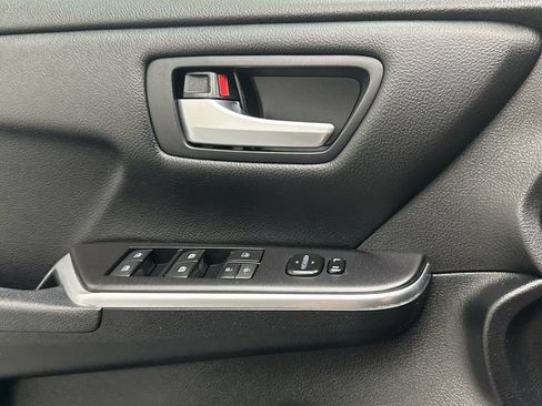 Used 2016 Toyota Camry SE w/ Moonroof Package FWD image 18