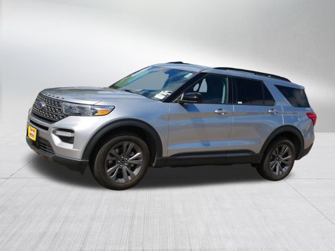 Used 2024 Ford Explorer XLT w/ Equipment Group 202A AWD/4WD image 3