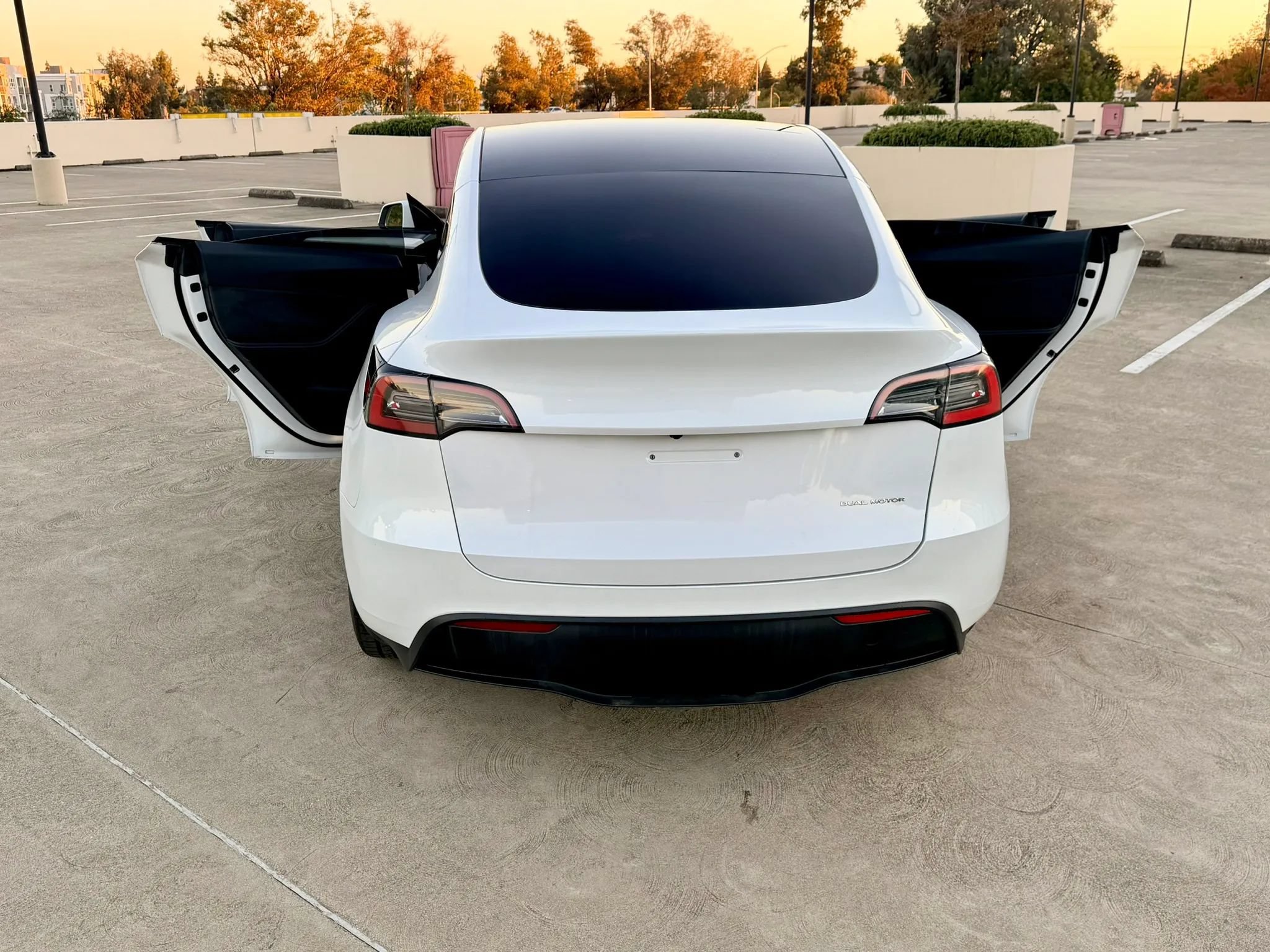 Used 2024 Tesla Model Y Long Range AWD/4WD image 37