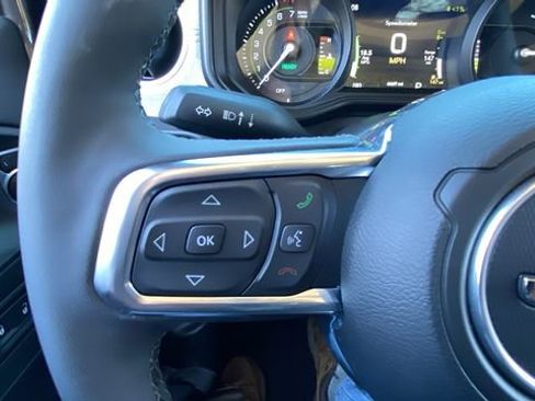 Used 2025 Jeep Wrangler Unlimited Sahara AWD/4WD image 21