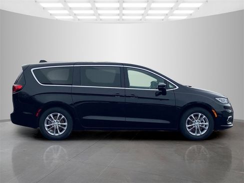 New 2026 Chrysler Pacifica Select image 6