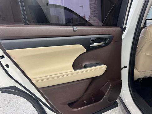 Used 2021 Toyota Highlander XLE image 10