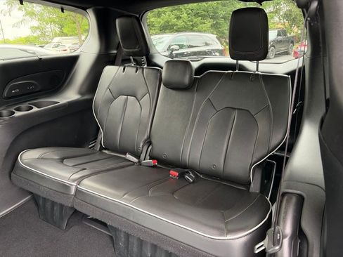 Used 2020 Chrysler Pacifica Limited w/ Advanced Safetytec Group FWD image 23