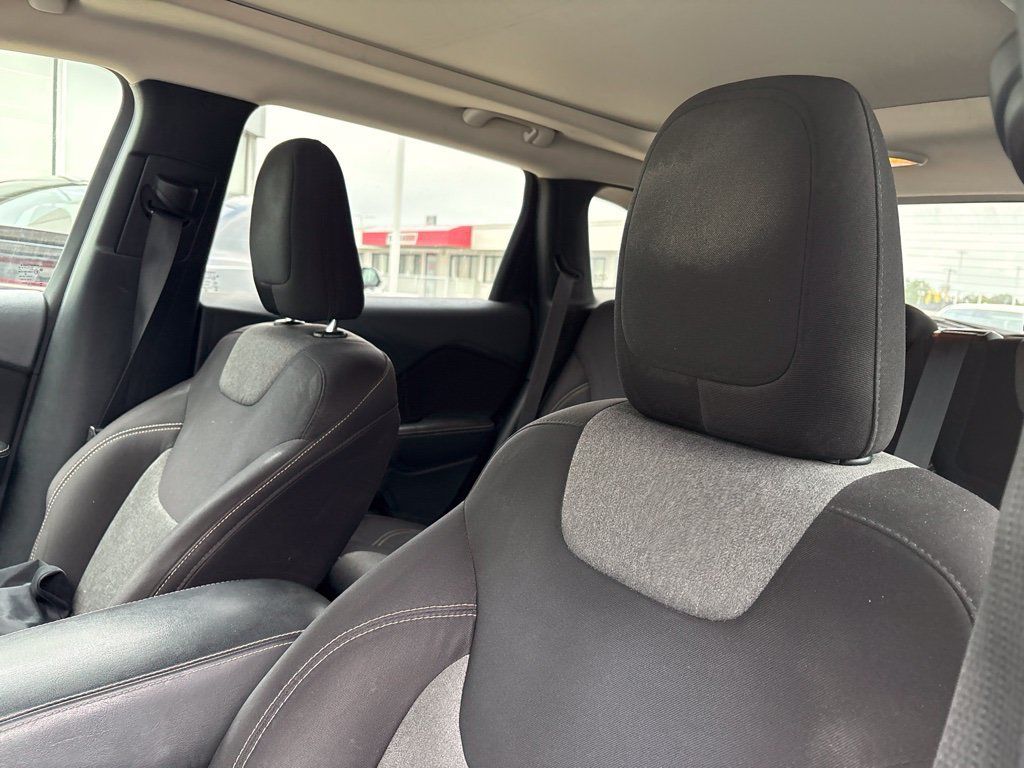 Used 2014 Jeep Cherokee Latitude w/ Comfort/Convenience Group AWD/4WD image 11