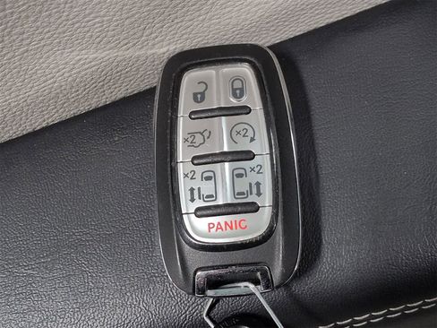 Used 2024 Chrysler Pacifica Limited image 37