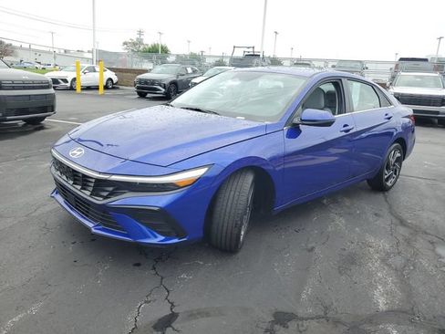 Certified 2025 Hyundai Elantra Limited FWD image 2