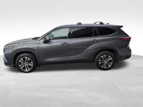 Used 2022 Toyota Highlander XLE image 7