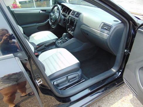 Used 2016 Volkswagen Jetta Sport FWD image 5