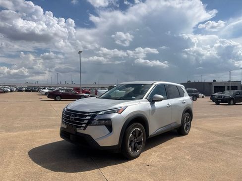 Used 2025 Nissan Rogue SV FWD image 9