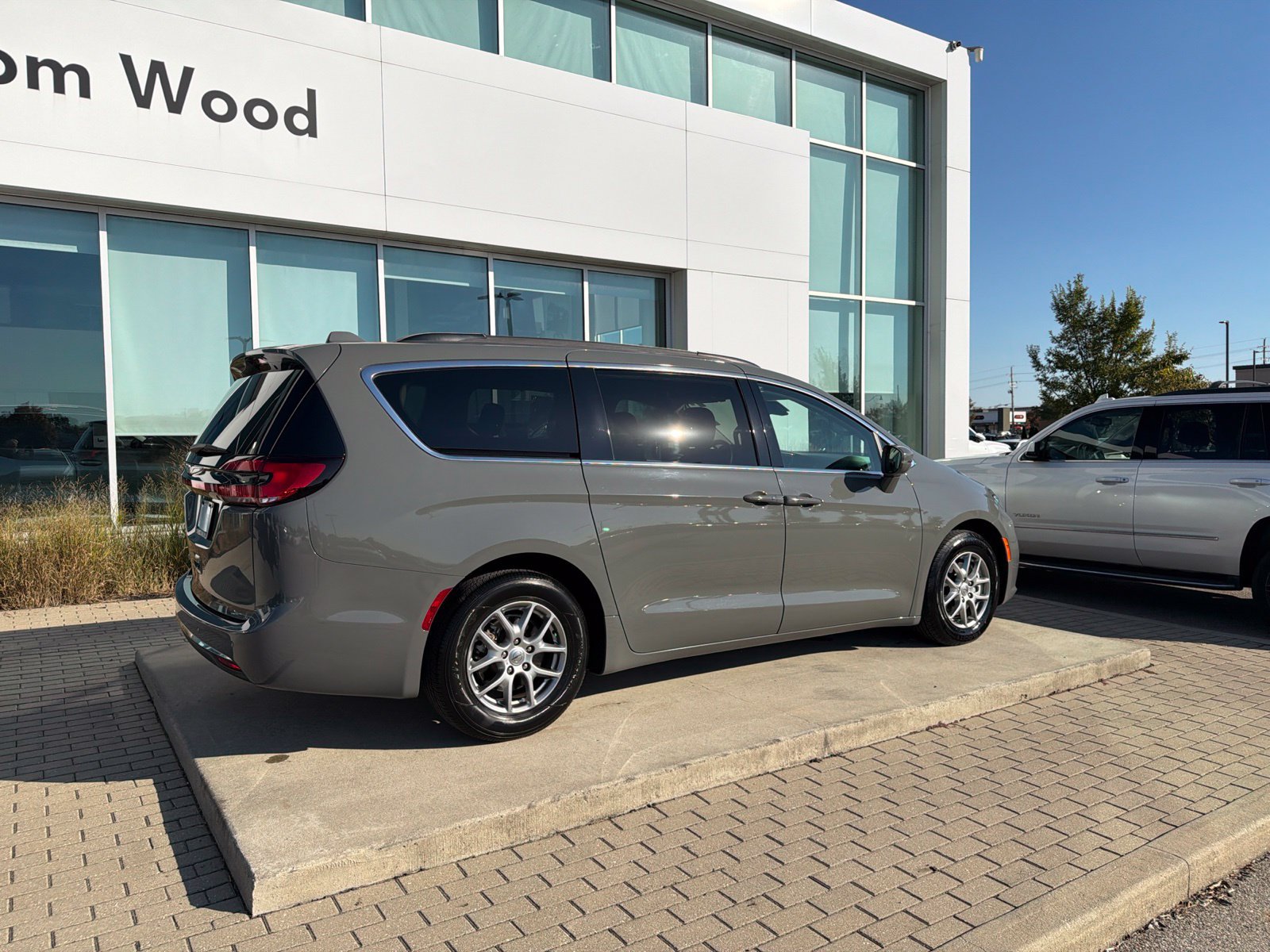 Used 2021 Chrysler Pacifica Touring w/ Cold Weather Group FWD image 11