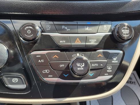 Used 2023 Chrysler Pacifica Touring-L FWD image 17