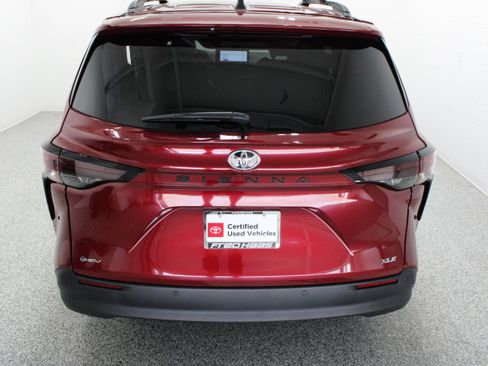 Used 2026 Toyota Sienna XLE FWD image 8