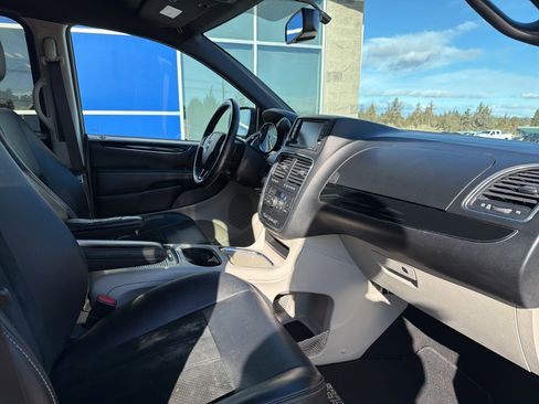 Used 2017 Dodge Grand Caravan SXT w/ Driver Convenience Group image 14