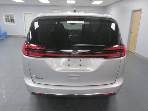 Used 2023 Chrysler Pacifica Touring-L FWD image 6