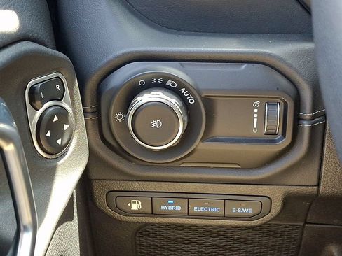 Used 2024 Jeep Wrangler Unlimited Sahara w/ Technology Group AWD/4WD image 25
