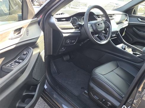 New 2025 Jeep Grand Cherokee Limited image 4