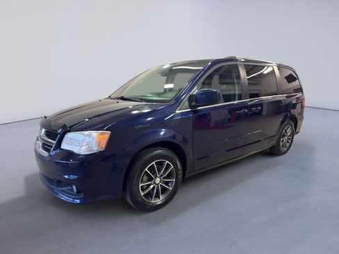 Used 2017 Dodge Grand Caravan SXT FWD image 3