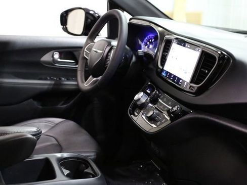 Used 2025 Chrysler Pacifica Select image 26