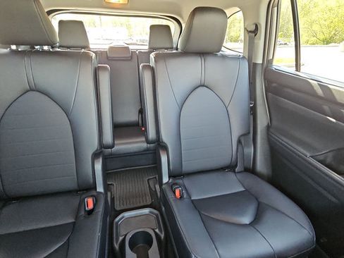 Certified 2025 Toyota Highlander XLE AWD/4WD image 15