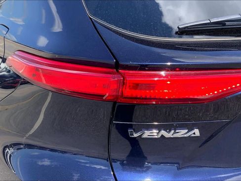 Used 2024 Toyota Venza LE AWD/4WD image 27