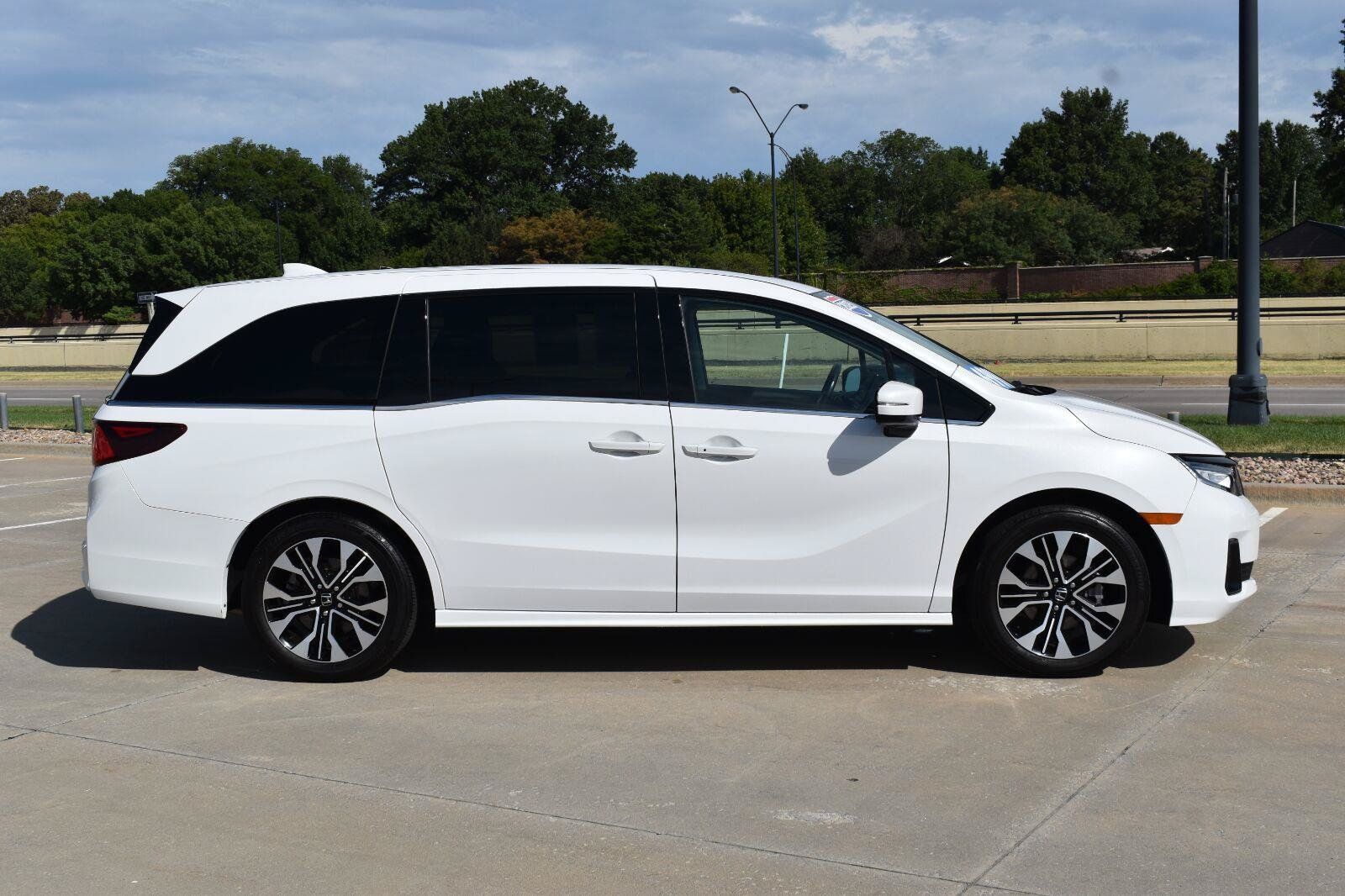 Used 2025 Honda Odyssey Elite image 2