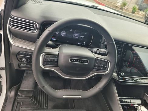 Used 2023 Jeep Wagoneer L Series II AWD/4WD image 29
