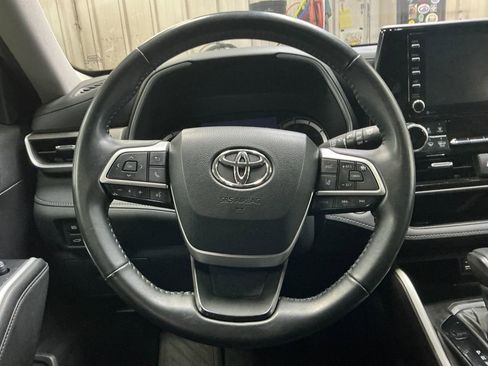 Used 2022 Toyota Highlander XLE AWD/4WD image 19