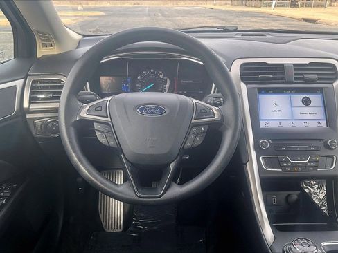 Used 2017 Ford Fusion SE w/ Fusion SE Technology Package image 5