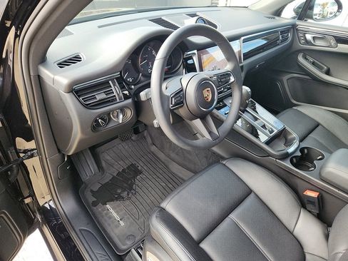 Certified 2025 Porsche Macan image 4