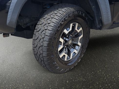Used 2017 Toyota Tacoma TRD Off-Road w/ Tow Package (A/T) AWD/4WD image 30