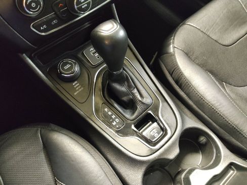 Used 2021 Jeep Cherokee Limited image 26