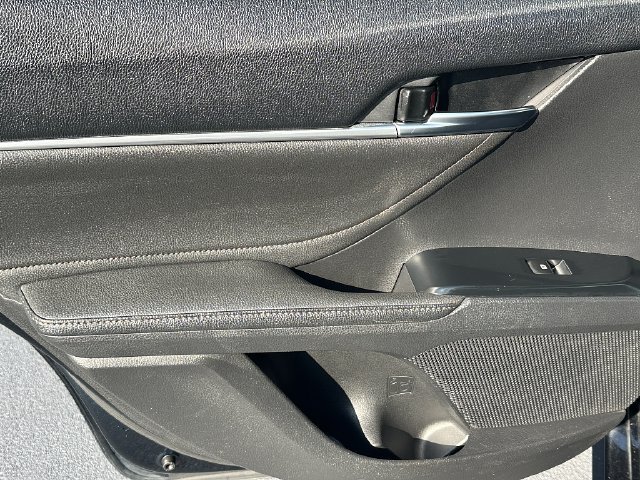 Used 2018 Toyota Camry XLE FWD image 17