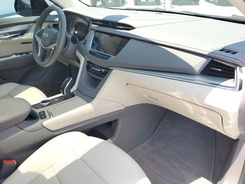 Certified 2022 Cadillac XT5 Premium Luxury FWD image 18