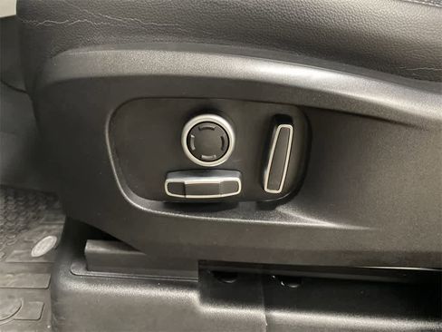 Used 2023 Land Rover Defender 130 X-Dynamic SE image 15