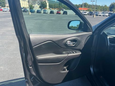Used 2019 Jeep Cherokee Limited AWD/4WD image 17