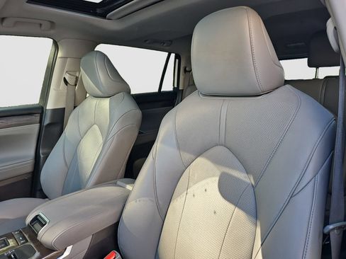 Used 2022 Toyota Highlander Limited FWD image 23