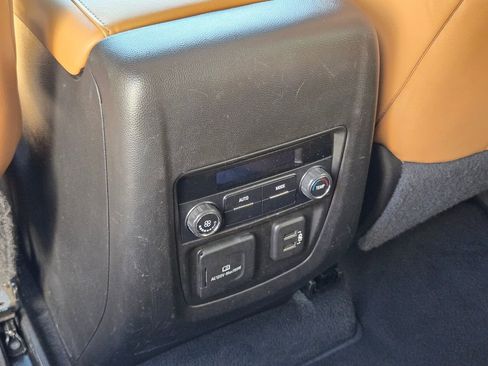 Used 2018 Buick Enclave Essence image 19