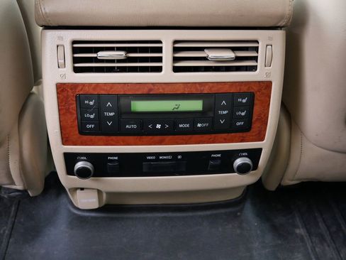 Used 2015 Toyota Land Cruiser image 46