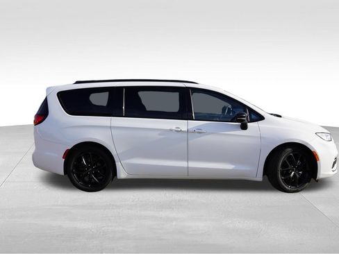Certified 2025 Chrysler Pacifica Limited FWD image 3