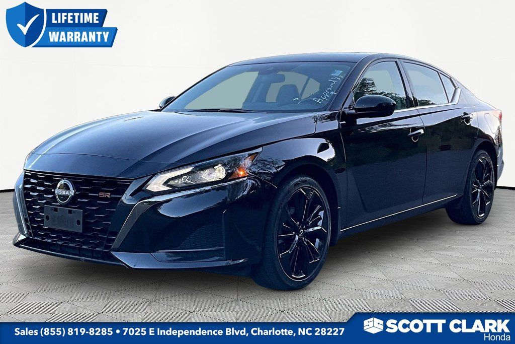 Used 2025 Nissan Altima 2.5 SR w/ SR Premium Package AWD/4WD image 3