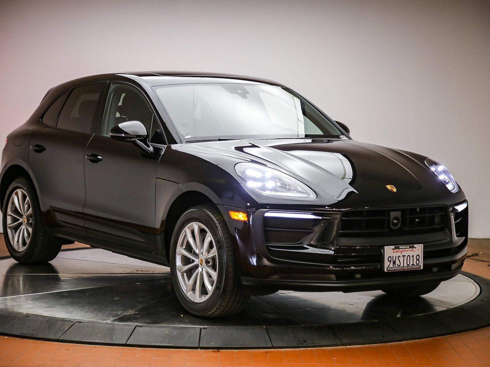 Certified 2025 Porsche Macan AWD/4WD image 9