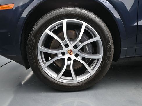 Used 2025 Porsche Cayenne AWD/4WD image 7
